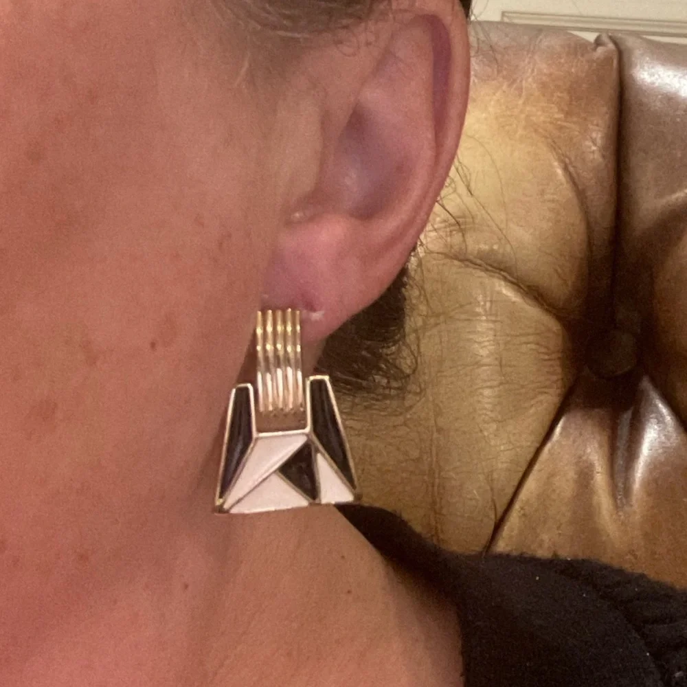 Trifari vintage Art Deco design clip on earrings, 1980’s era - Picture 10 of 12